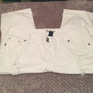 White Destroyed Jean Capris