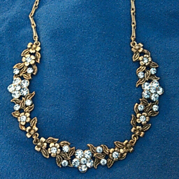 Pretty Blue Crystal flower necklace
