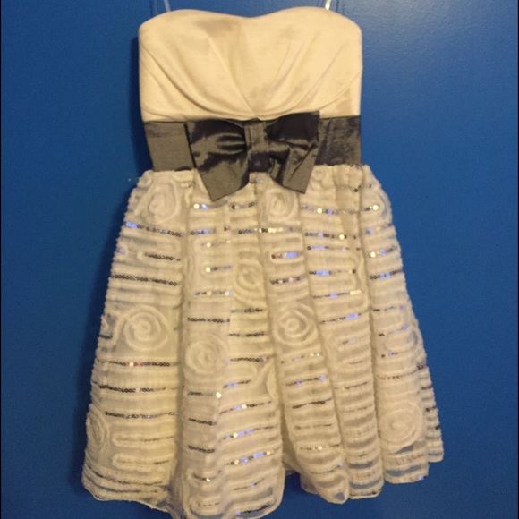White formal dress - Picture 1 of 4