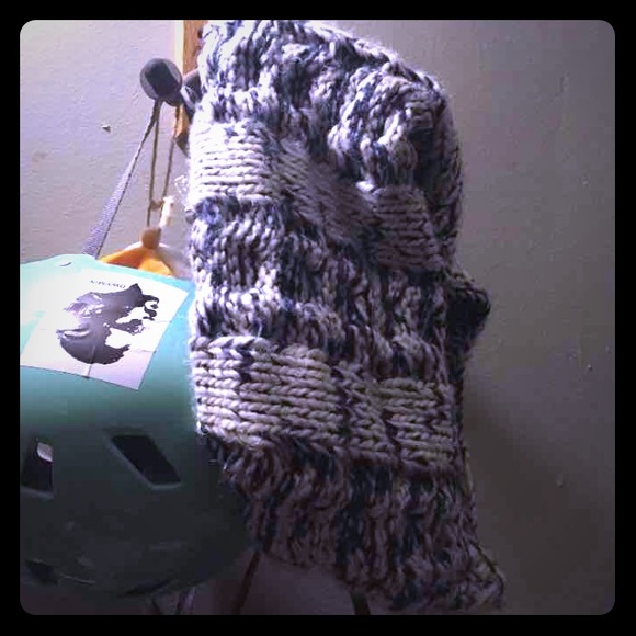 GAP white/blue knit tube scarf