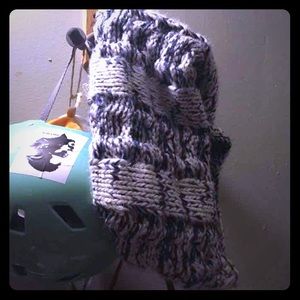 GAP white/blue knit tube scarf