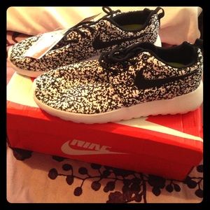 Black/White Speckled Nike Roshe Run