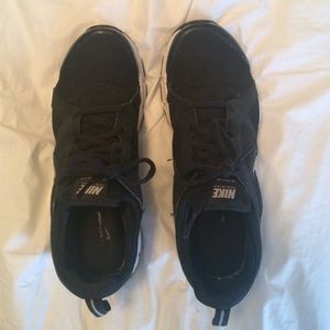 Black and white Nike In Season TR2