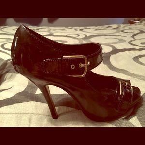 Black peep toes pumps