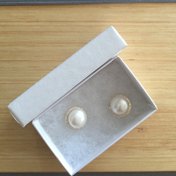 Vintage pearl stud earrings