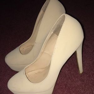 Nude pumps
