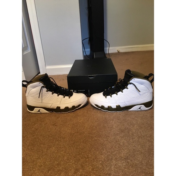 Statue Jordan 9s - Picture 2 of 4