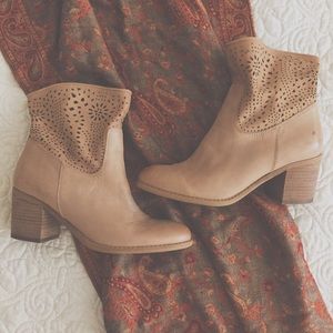🌟New Listing! Camel Ankle Boots