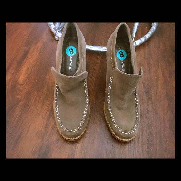 Size 8.......Makowsky Suede shoes