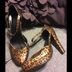 💥JUST IN💥 Forever 21 Leopard print ankle straps