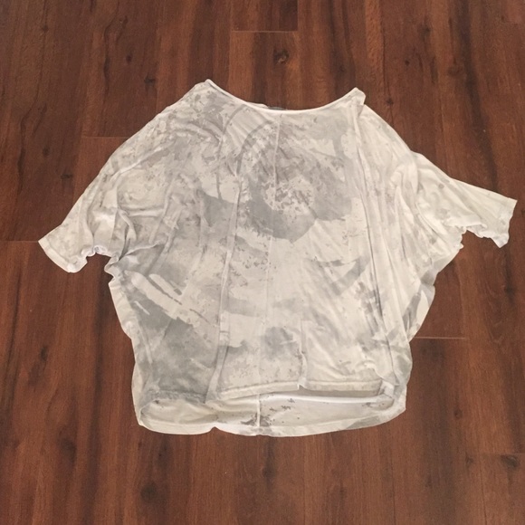 White/grey flowy top