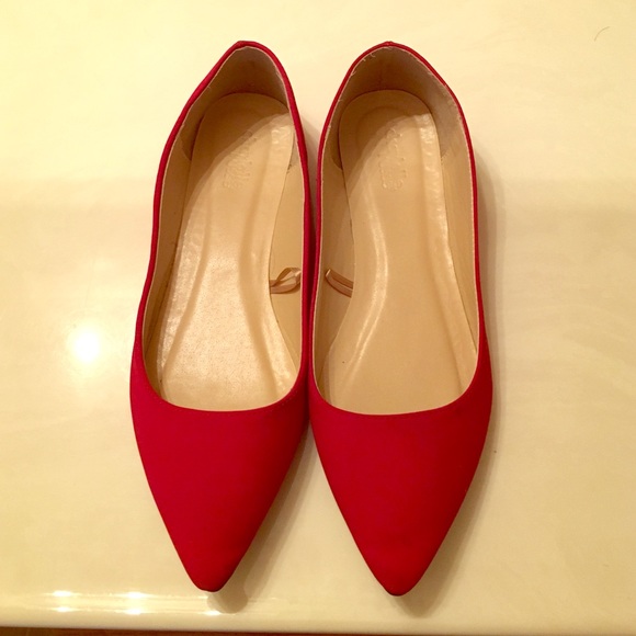 Red pointed flats