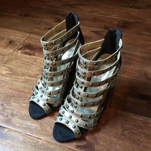 🔆SALE🔆 Black & Gold Studded Wedge