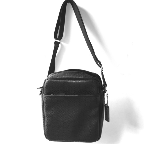 😻RARE RETIRED LEATHER COACH WITH LOTS OF ROOM😻