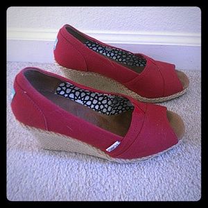 Toms red wedges