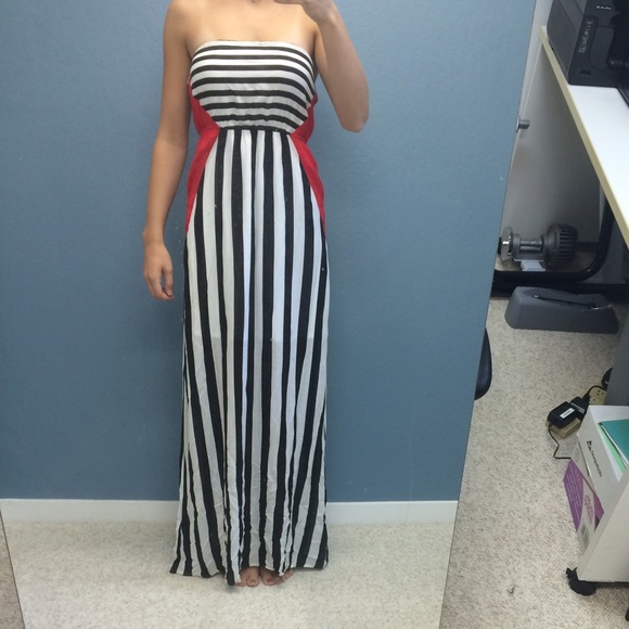 cute, comfy strapless dress. like new!
