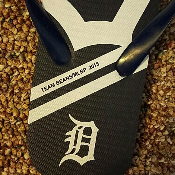 Detroit Tigers Men's Flip Flops - Picture 2 of 2