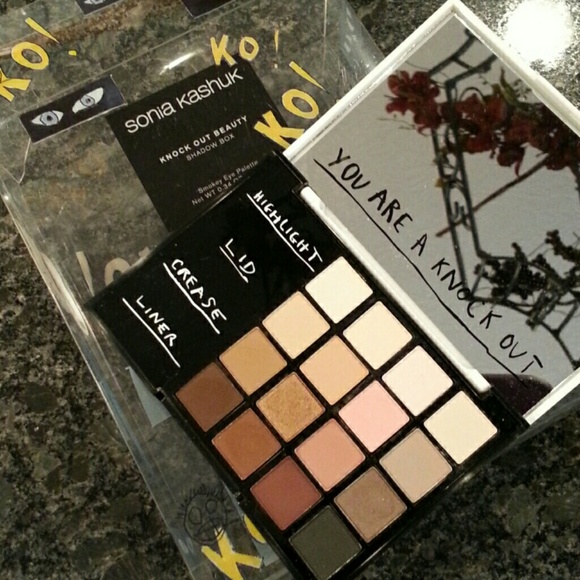 *SOLD *Sonia Kashuk Knock Out Beauty Shadow Box - Picture 1 of 4