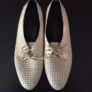 White American Apparel oxfords