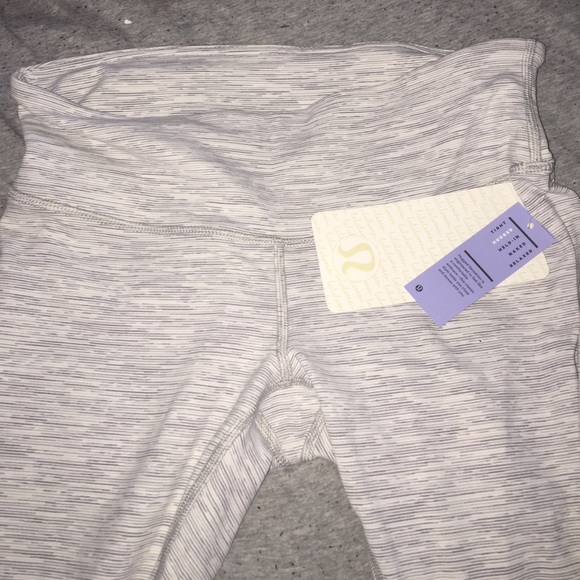 NWT CROPPED WHITE AND GRAY LULULEMON LEGGINGS