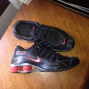 Black and Red Size 9 Nike Shocks
