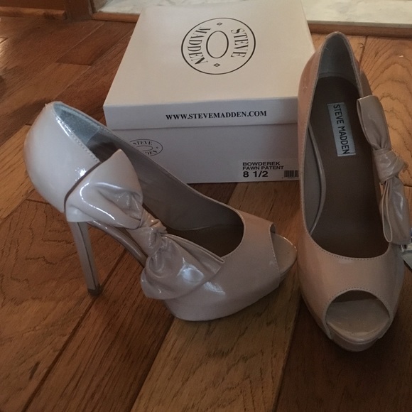 Steve Madden nude patent heels with bows