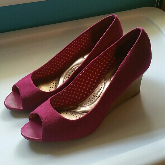 Magenta DexFlex Peep-toe Wedges