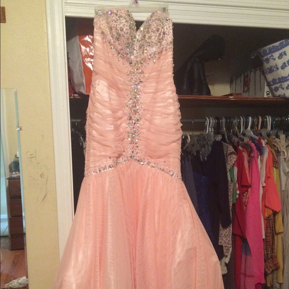 Beautiful coral David's bridal prom dress