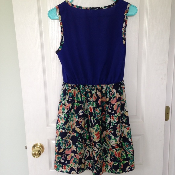 SOLD! Flowered sundress 🌺 - Picture 2 of 2