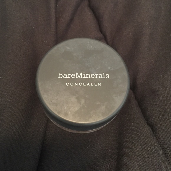 BareMinerals concealer in Bisque