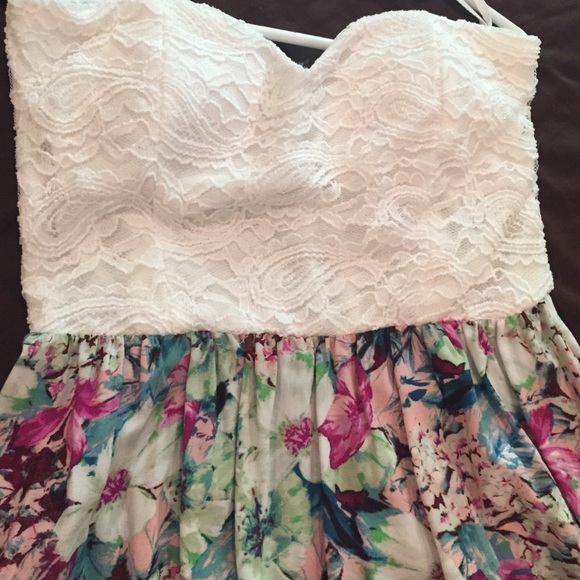 Strapless dress. - Picture 2 of 3