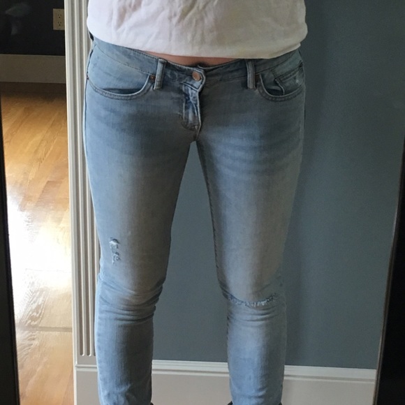 Light wash, slightly ripped skinny jeans!