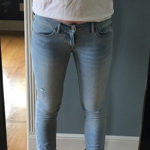 Light wash, slightly ripped skinny jeans!