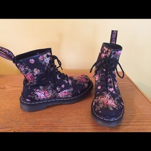 Dr. Martens floral boots. Sz 8 US