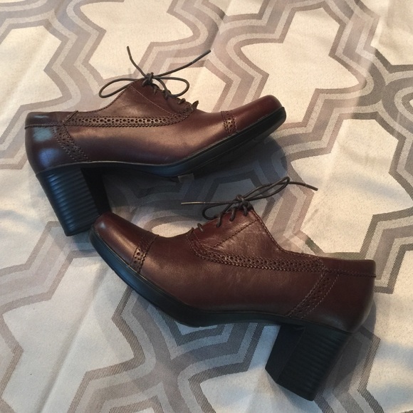 Clarks Shoes - NWOT Clarks sz6 brown leather lace up booties