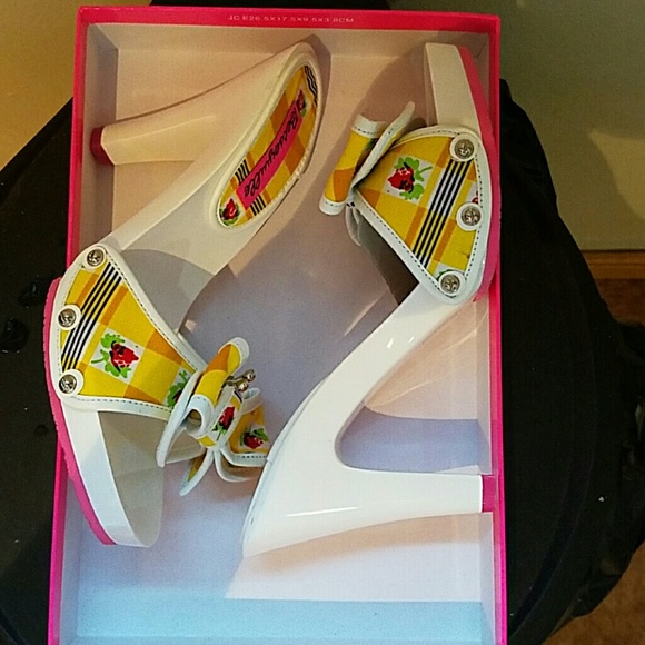 Betsey Johnson - Picture 2 of 4