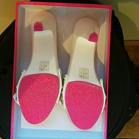 Betsey Johnson - Picture 3 of 4