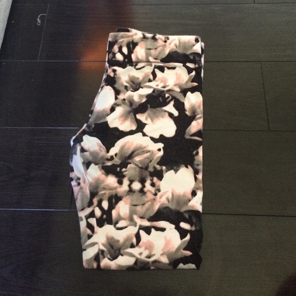 Floral printed leggings.