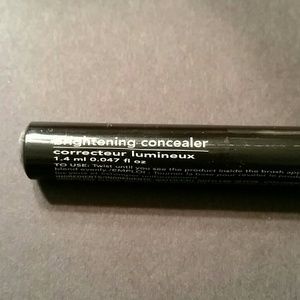 NWT Avon Brightening Concealer - Medium