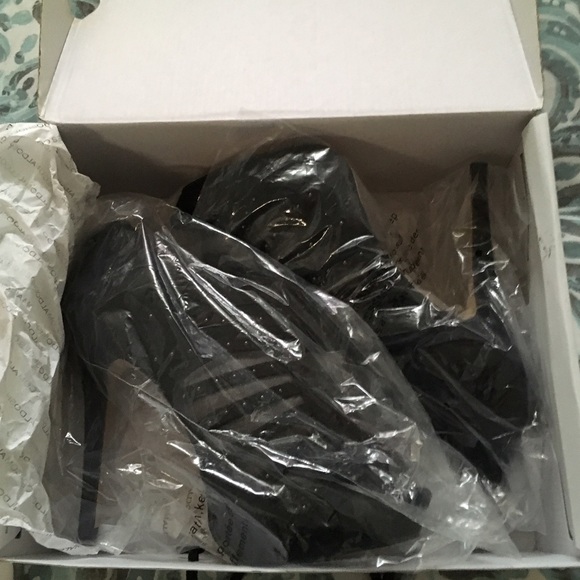 Beautiful black high heels - Picture 2 of 4