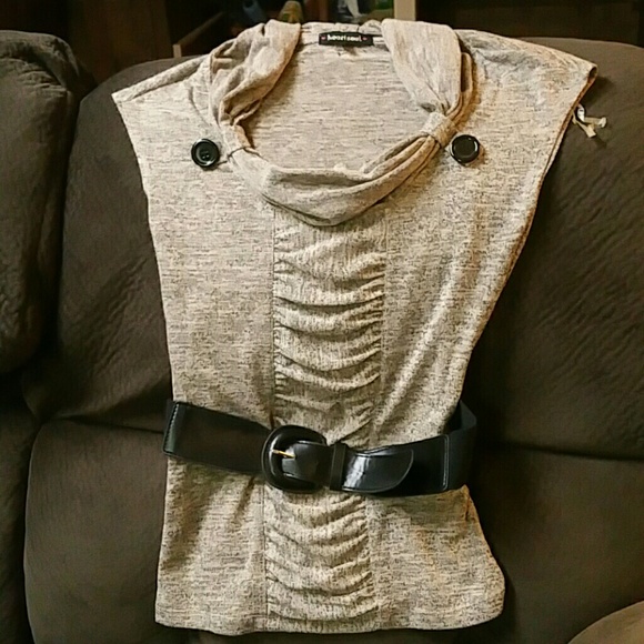 Adoravle top with wide belt and cute large bottons