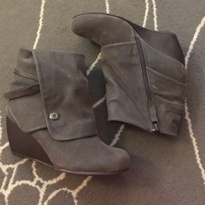 Blowfish wedge boot follow the fashionista pebble