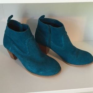 Dolce Vita sueded heeled booties