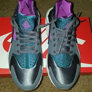 Women Nike Huaraches size 7