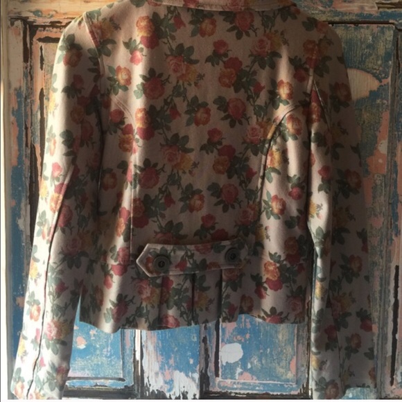 Super delicate blazer with flowers - Picture 2 of 3