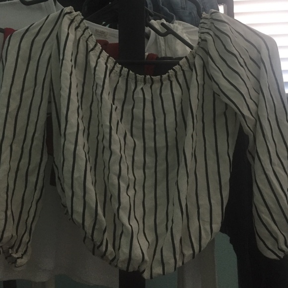 Off the shoulders stripped Brandy crop top