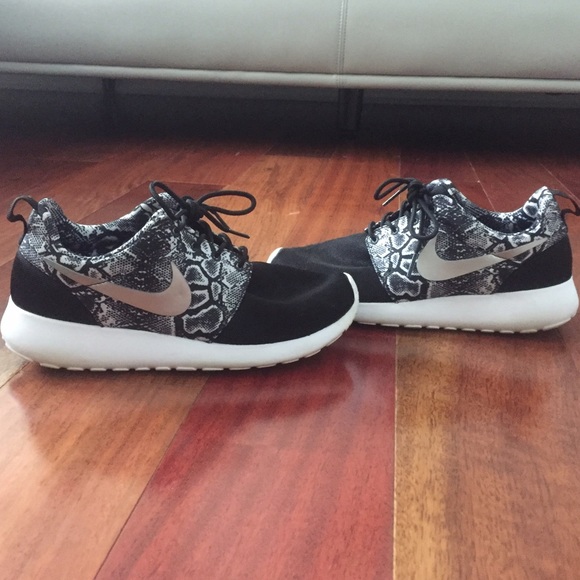 Nike Shoes - READ- Nike Roshe Shoes