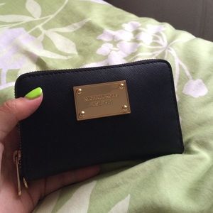 SOLD ON MERC❌Michael kors wristlet
