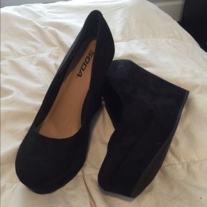 Black wedges