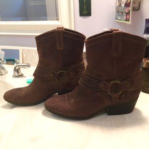 Brown cowboy boots / booties
